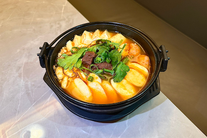 Sukiyaki de tomate con tarta de arroz.